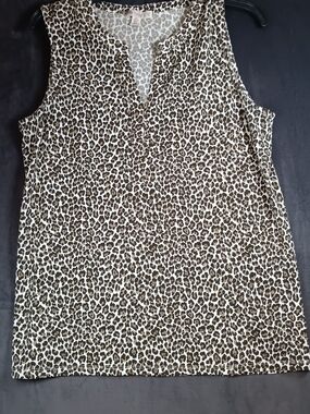 Elaine Rose Brown Leopard Print Sleeveless Shirt.